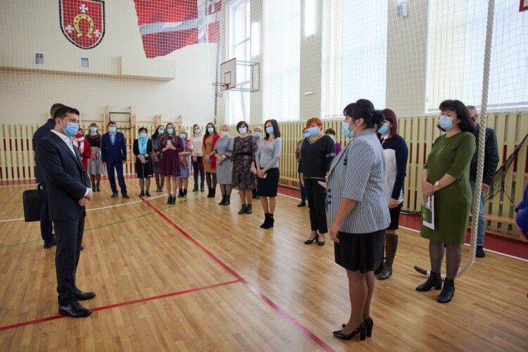 Зеленський пообіцяв допомогти з другою чергою ремонту школи у волинському селі