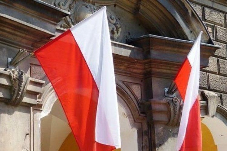 Польща запроваджує платні дозволи на роботу