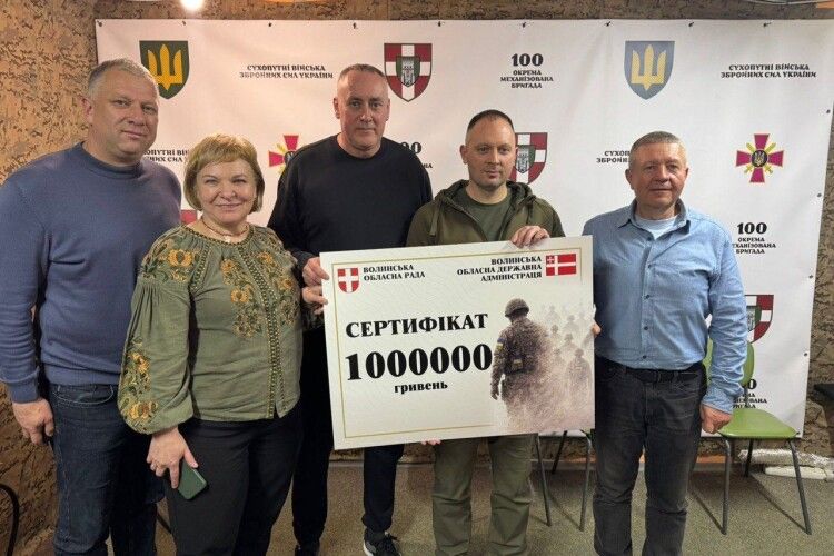 Делегація з Волині з мільйоном гривень привітала воїнів «Сталевої сотки» з річницею заснування