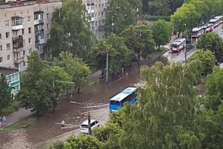 У Луцьку сьогодні злива затопила вулиці (Фото, відео)