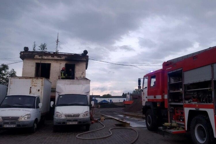 Рівненські рятувальники винесли газовий балон з палаючого приміщення