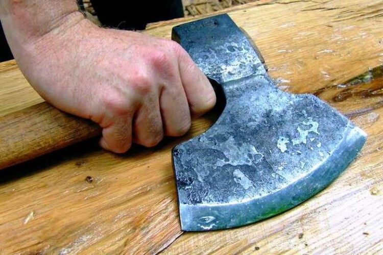 У лікарні Нововолинська рятують порубаного сокирою чоловіка 