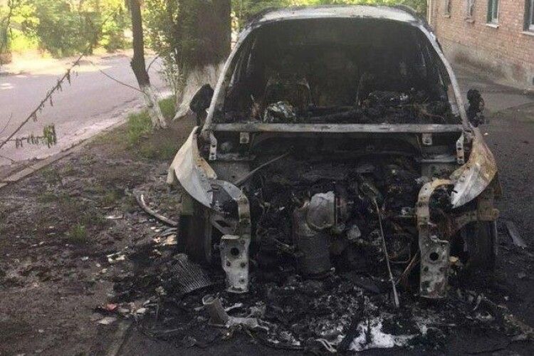 У ніч на неділю в Києві підпалили припаркований біля під'їзду автомобіль головного редактора телеканалу TVi Володимира Єгорова