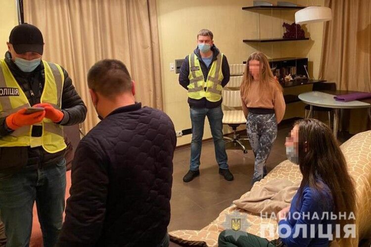 У центрі Києва викрили бордель, який маскувався під масажний салон