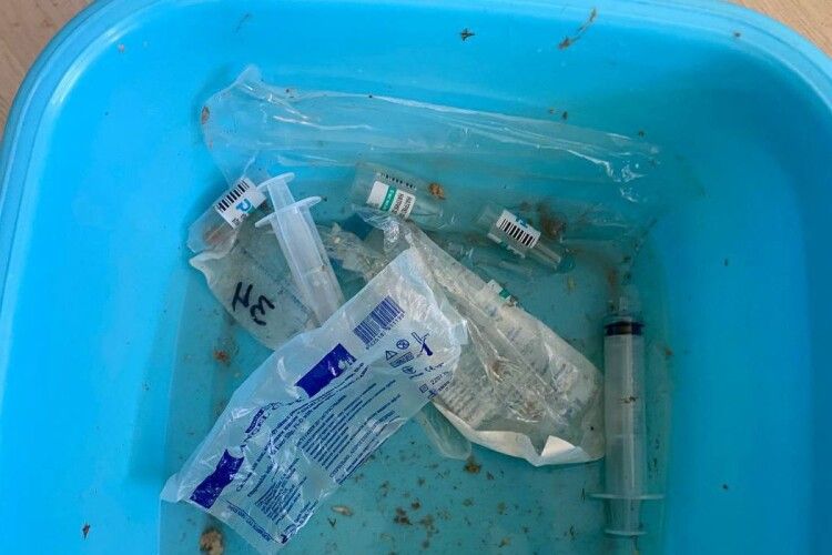 У Києві 4-річна дитина отруїлася наркотиками, поки мати «розважалася» зі знайомим