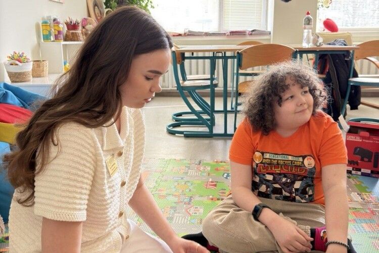 «Не дивиться в очі, але бачить глибше»: як у Луцьку допомагають дітям з особливостями розвитку