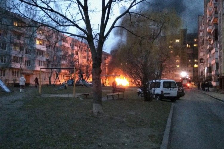 На Гулака-Артемовського в Луцьку горить автомобіль (фото)