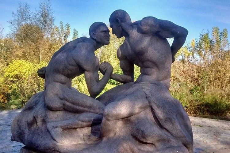 На Житомирщині поставили пам'ятник братам Кличкам – обидвоє голяка