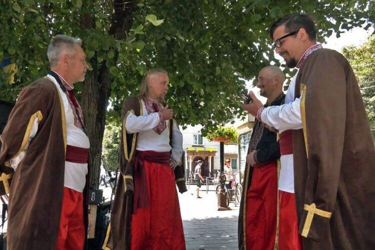 Двоє жителів Луцька та двоє переселенців об'єдналися в музичний гурт