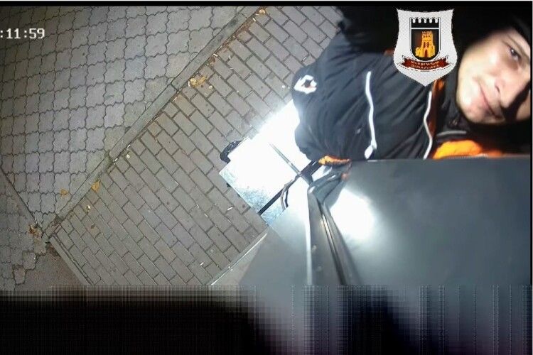 У Луцьку зі смарт-зупинки вкрали камеру (Відео)