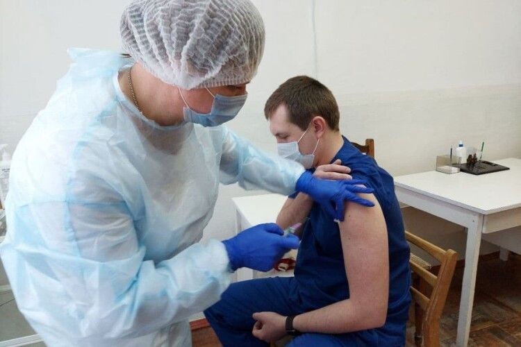 Володимир-волинські медики вакцинуються від COVID-19