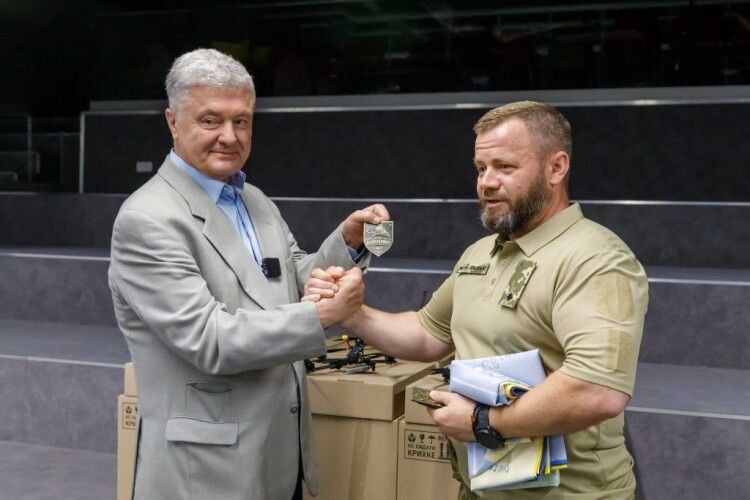 Порошенко передав партію новітніх дронів бійцям батальйону ударних БпАК «Ахіллес»