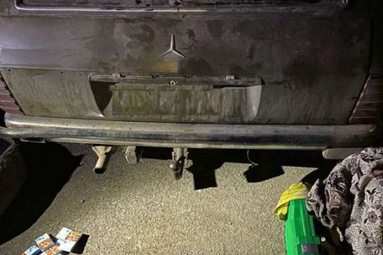 В «Пулемці» митники вилучили авто в українця, який перевозив контрабандні цигарки
