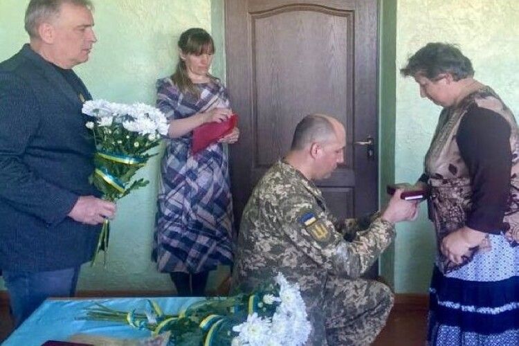 У громаді на Волині рідні полеглих Героїв отримали їхні відзнаки