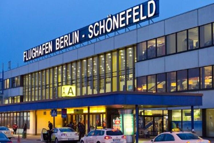 49 громадян України не змогли вилетіти з Берліна через великі черги на паспортному контролі