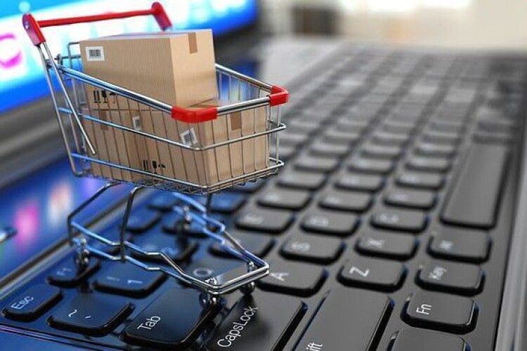 Скільки українці витрачають на покупки онлайн: назвали цифри