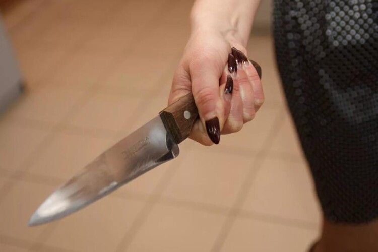 Волинянці, яка мало не зарізала ножем сусіда, повідомили про підозру