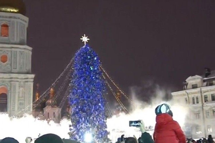 У ці хвилини відкривають головну ялинку України
