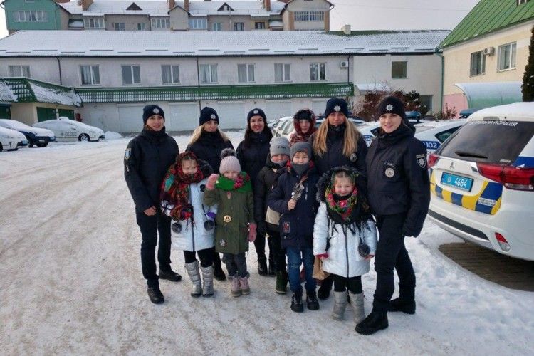 «Коляд, коляд, коляда! Холод взимку не бiда»: рівненські патрульні перекваліфікувалися на вертепниць (фото) 