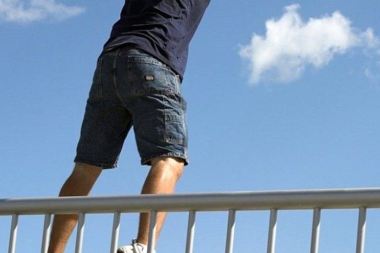 У Луцьку поліцейські врятували від самогубства чоловіка (ВІДЕО)