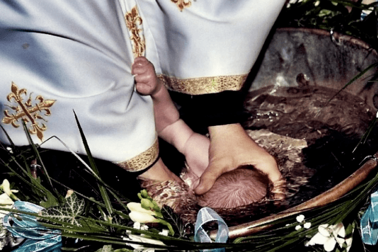 У Румунії священник втопив немовля під час хрещення