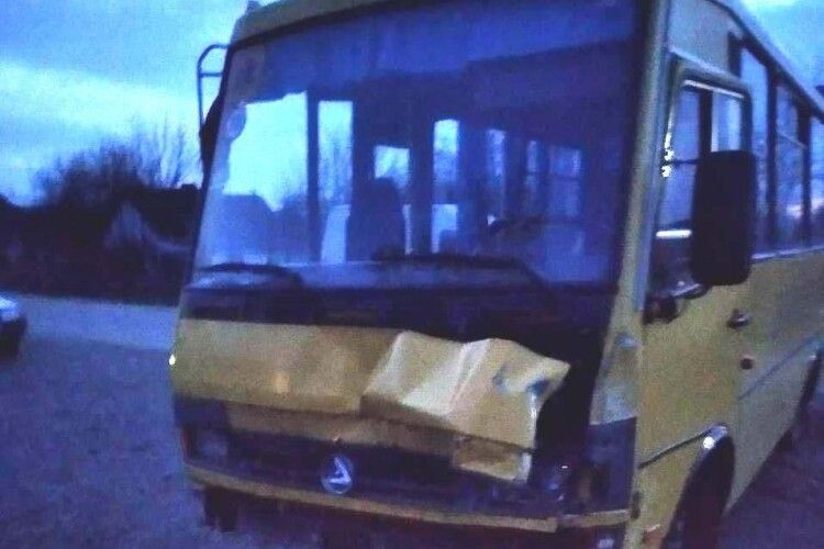 Шкільний автобус потрапив у ДТП на Рівненщині