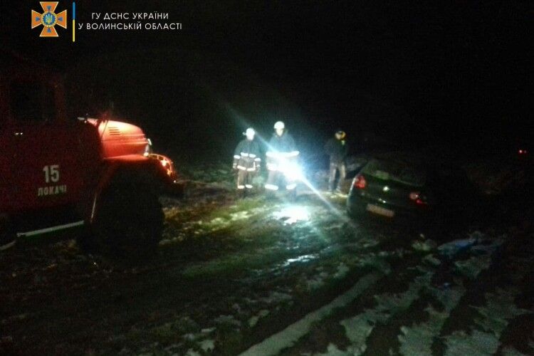 На Волині рятувальники витягли із бездоріжжя автомобіль, де перебувало немовля (Відео)