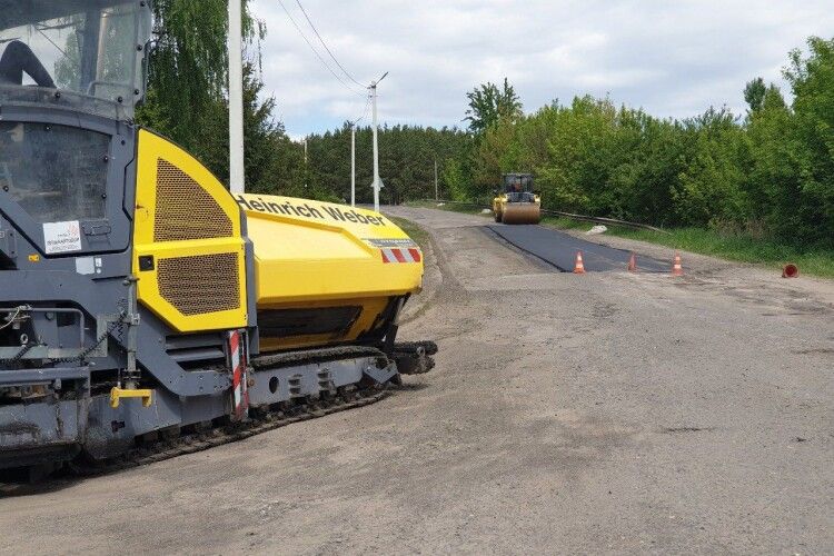 На Волині гуртом ремонтують дорогу
