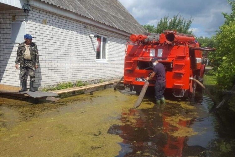 У камінь-каширському селі відкачують воду