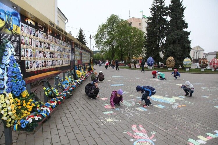 Просять допомогти Святому Миколаю, який іде до дітей волинян із Небесного легіону