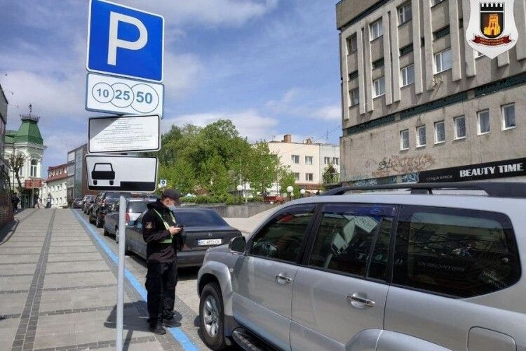 Луцькі муніципали почали штрафувати за паркування на Кривому Валу