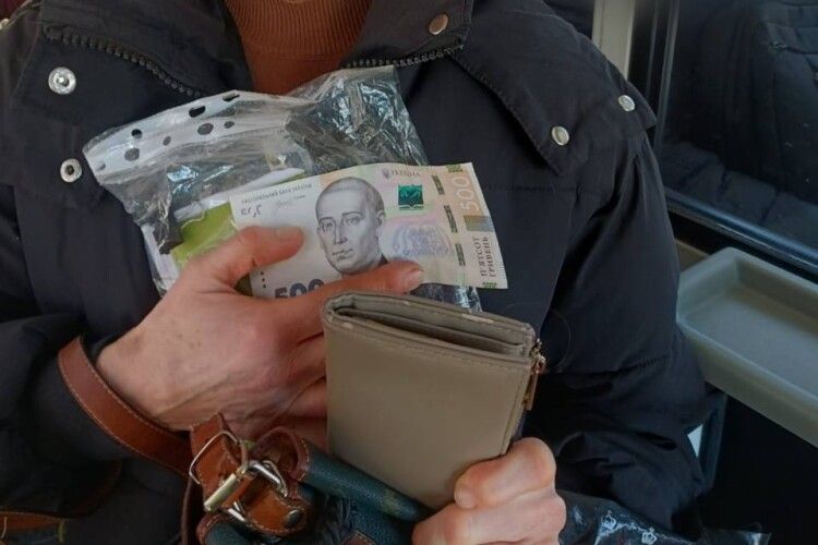 Сльози та відчай у луцькому тролейбусі: патрульні допомогли жінці повернути все втрачене