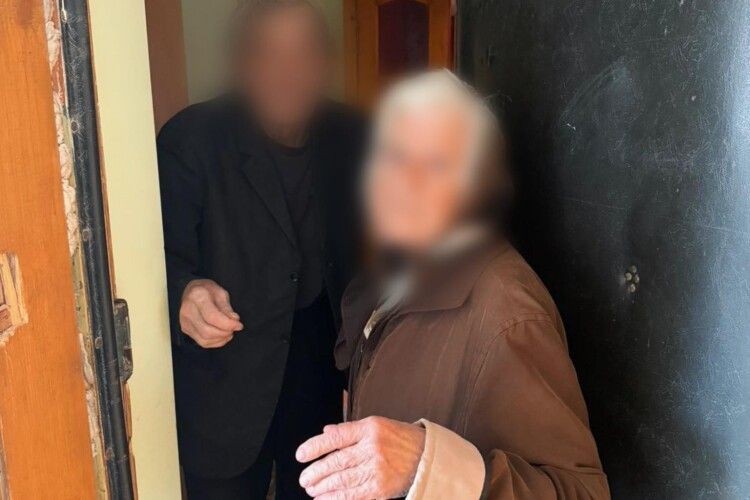 На Волині патрульні допомогли старенькій жінці повернутися додому