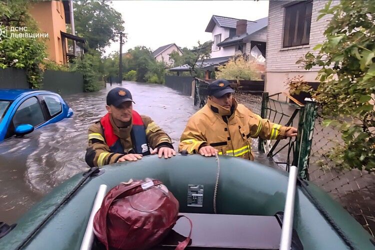 Села на Львівщині опинилися у водяній пастці – рятувальники евакуюють людей