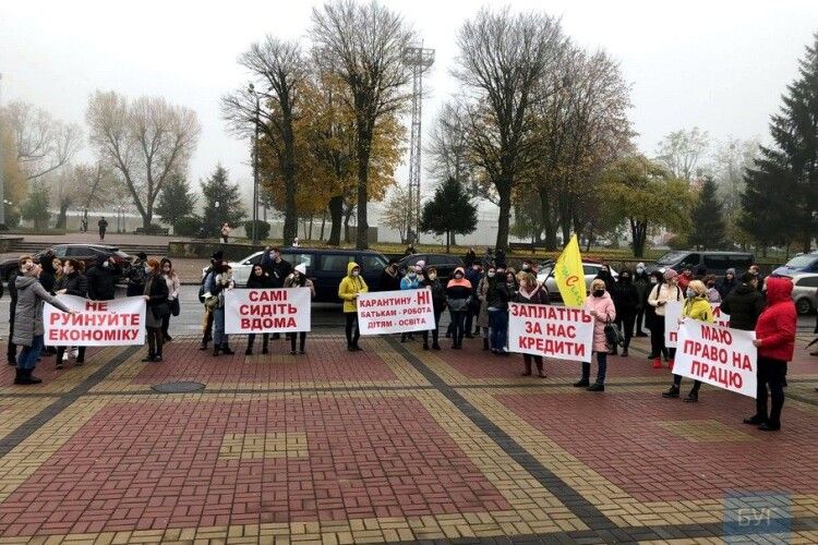 «Карантину – ні! Батькам – робота, дітям – освіта»: у місті на Волині протестують підприємці