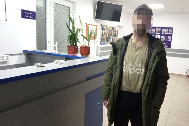 За незаконне зберігання наркотиків житель Вараша тицяв поліції хабаря 