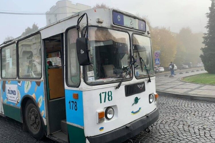 У Луцьку поліція зупинила тролейбус і перерахувала пасажирів (Фото)