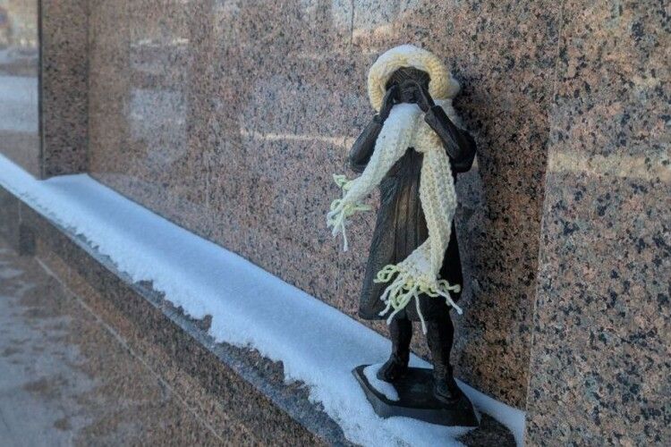 У Луцьку майстрині «одягли» кликунів у зимове вбрання