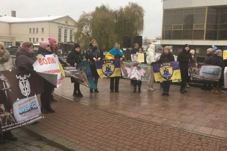 У Луцьку відбулась акція на підтримку полонених захисників і медиків Маріуполя