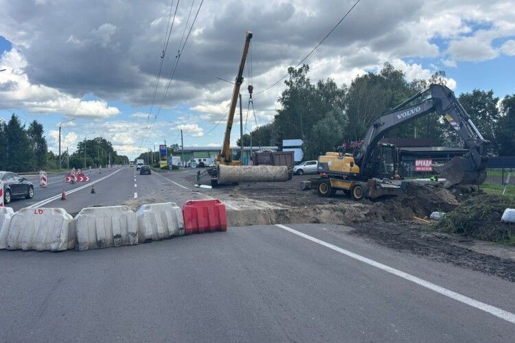 Щоб дорога не «пішла під воду»: під Луцьком ремонтують ключовий автошлях