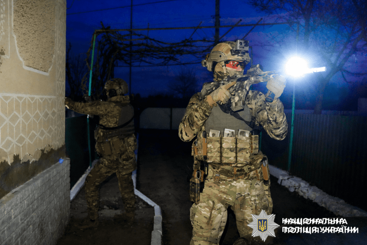 На Рівненщині чоловік з автомата відкрив вогонь по ТЦК та поліції: двоє поранених