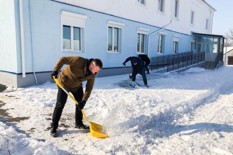 Як нововолинці разом із міським головою чистили сніг (Фото)