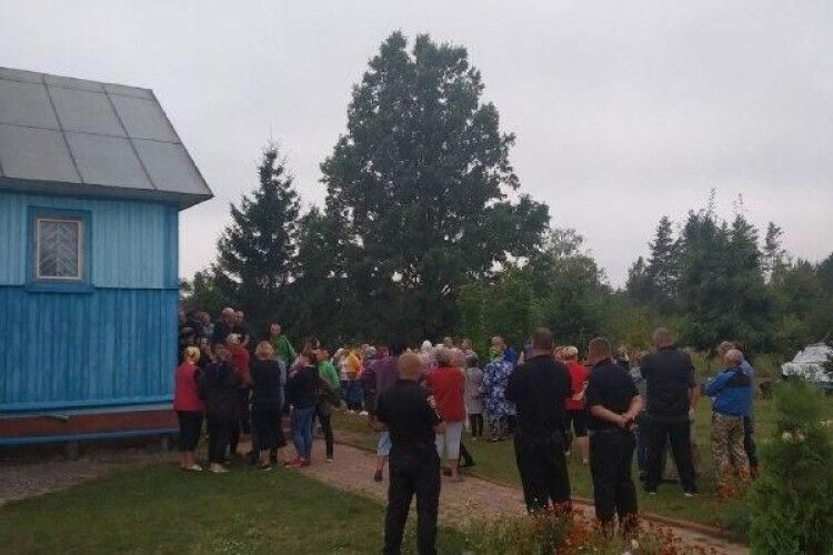 На Рівненщині 60 селян побилися за церкву