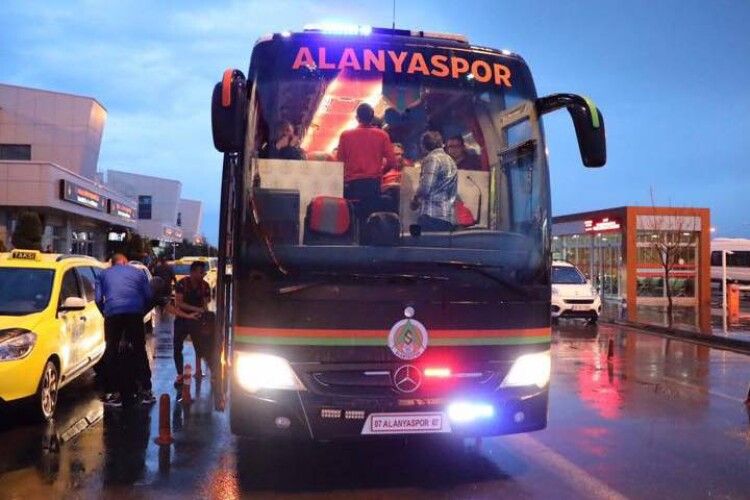 У Туреччині перекинувся мікроавтобус із гравцями «Аланьяспора»: один футболіст загинув