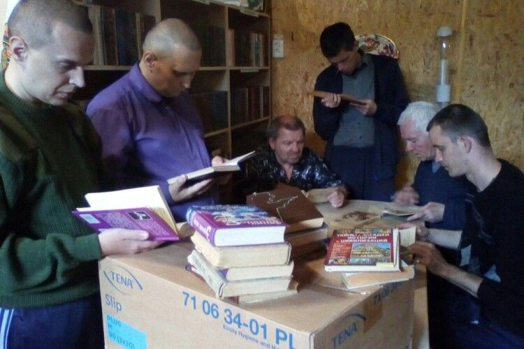На Волині родина пожертвувала книги для інтернату
