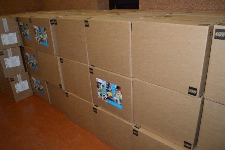 Конструктори LEGO для волинський першачків привезли двома фурами