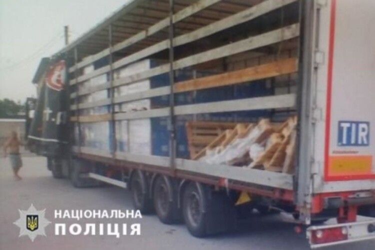 Прокуратура Рівненщини повідомила про підозру 7 зловмисникам, які обкрадали вантажівки