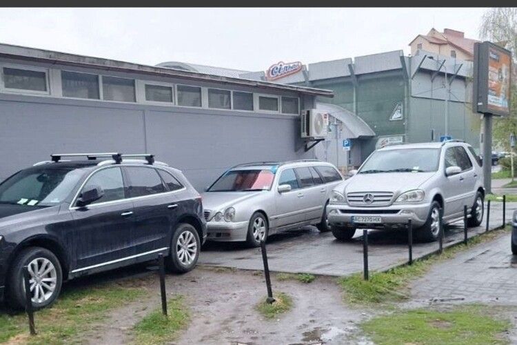 У Луцьку водії масово паркуються на газонах та тротуарах: порушникам загрожує штраф
