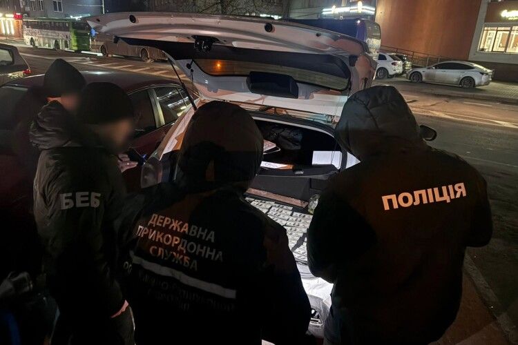 На Волині упіймали чоловіка, який ввіз в Україну 14 авто під виглядом гуманітарки для Сил оборони