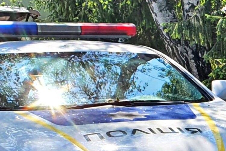 Наклали турнікет: волинські поліцейські врятували чоловіка від самогубства